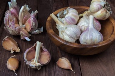 koyu arka plan üzerinde sarımsak soğanları, yakın