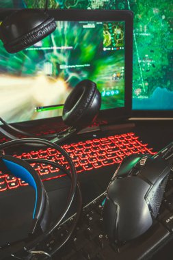 Oyun bilgisayar, dizüstü bilgisayar, klavye, kulaklık ve fare kulaklık video oyun için kopya alanı ile karanlık bir arka planda, en son oyun teknolojisi kavramı