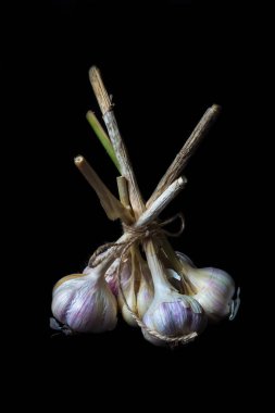 koyu arka plan üzerinde sarımsak soğanları, yakın