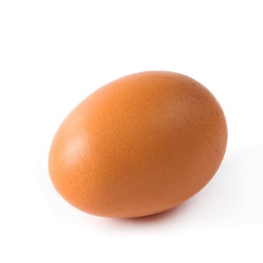 Beyaz arka planda tavuk yumurta kahverengi yakın çekim 