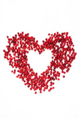 Beyaz arka plan üzerinde kızılcık kalp kopyalama alanı ile bir dairenin üst görünümü izole 