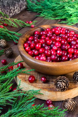 Çilek kızılcık, İçecek, Jam Ladin dalları, koyu bir arka planda koni