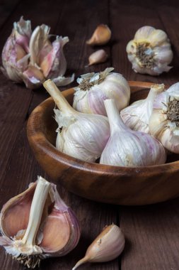 koyu arka plan üzerinde sarımsak soğanları, yakın