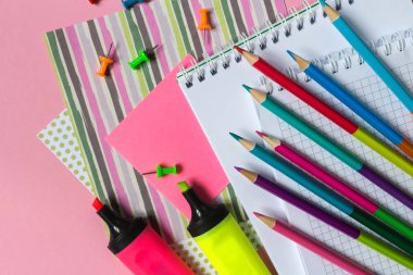 Okul ve ofis malzemeleri pembe tahta önünde sınıf masasında. Görünüm kopya alanı kavramı geri okul uzun afiş