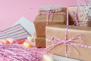 Şenlikli ambalaj hediyeler ile Kutular, tatil Noel doğum günü için hazırlanıyor