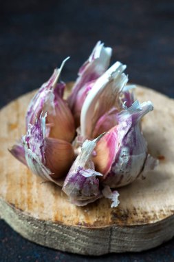 Rustik tarzda kopya alanı ile koyu bir arka plan üzerinde taze kokulu sarımsak yakın çekim