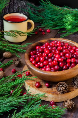 Çilek kızılcık, İçecek, Jam Ladin dalları, koyu bir arka planda koni