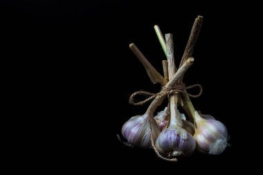 koyu arka plan üzerinde sarımsak soğanları, yakın