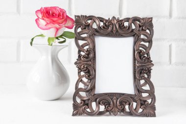 vazo ve resim çerçevesi güzel pembe gül 