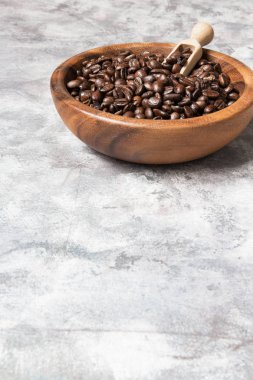 Ahşap kasede kavrulmuş kahve çekirdeği. 