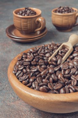 Ahşap kasede kavrulmuş kahve çekirdeği. 