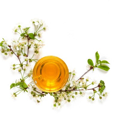 Siyah demir Çaydanlık, bahar çiçekler koyu mavi doku arka plan üzerinde kiraz çiçeklenme dalları ile sıcak yeşil çay geleneksel seramik fincan. Üstteki görünüm, kopya alanı.