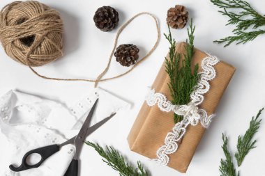 Renkli kutu şenlikli ambalaj hediye, kopya alanı ile ışık arka plan üst görünümünde tatil Noel doğum günü için hazırlanıyor