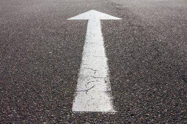 Kopya alanı ile gri asfalt üzerinde beyaz ok yönü