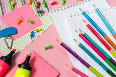 Okul ve ofis malzemeleri pembe tahta önünde sınıf masasında. Görünüm kopya alanı kavramı geri okul uzun afiş