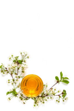 Siyah demir Çaydanlık, bahar çiçekler koyu mavi doku arka plan üzerinde kiraz çiçeklenme dalları ile sıcak yeşil çay geleneksel seramik fincan. Üstteki görünüm, kopya alanı.