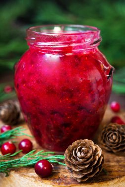 Çilek kızılcık, içecek, reçel ladin dalları, koniler 