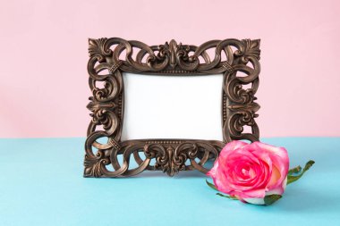 güzel pembe gül ve resim çerçevesi 