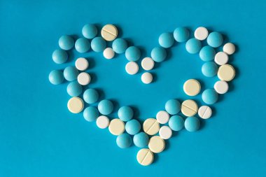 kalp şeklinde mavi haplar, yakın