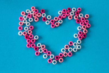 Dikiş, iplikli kompozisyon ve arka planda dikiş aksesuarları