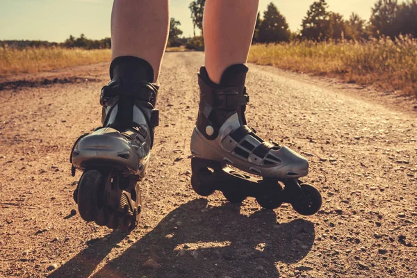 Adolescente Roller Dans Rue Sur Route Campagne Soir Été Coucher — Photo