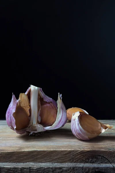 Vitlök Glödlampa Mörk Bakgrund Närbild — Stockfoto