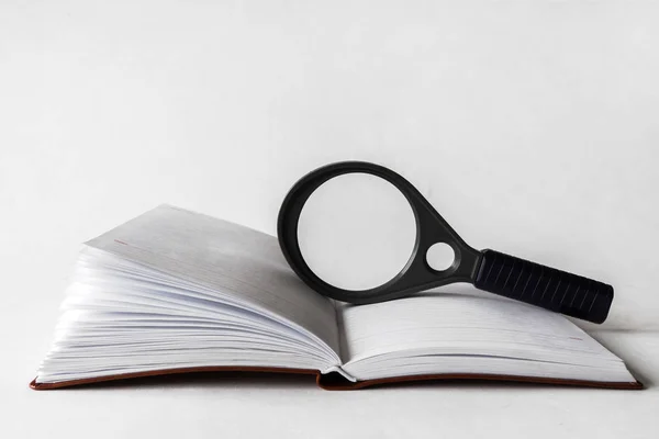 Grote Vergrootglas Vergrootglas Een Schoolbord Boek Close Met Kopieerruimte — Stockfoto