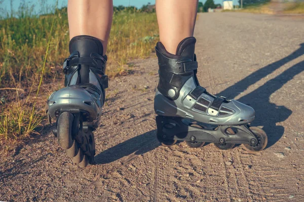 Εφηβικό Κορίτσι Rollerblading Στην Οδό Στο Δρόμο Στην Ύπαιθρο Ένα — Φωτογραφία Αρχείου