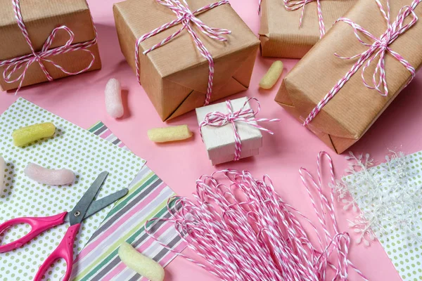 休日のクリスマスの誕生日の準備 お祝いのパッキングで贈り物を持つボックス — ストック写真