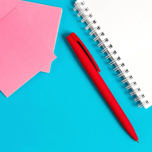 Notizblock Schreibwaren Auf Weißblauem Hintergrund Mit Roten Blütenblättern Konzept Eines — Stockfoto