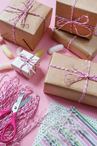 Caixas Com Presentes Embalagem Festiva Preparando Para Feriado Aniversário Natal — Fotografia de Stock