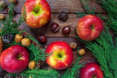 taze olgun elma ve ceviz, ahşap arka plan üzerinde koniler