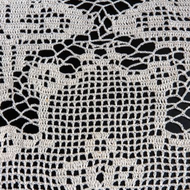 Vintage retro antik tarzı koyu bir arka plan üzerinde el yapımı beyaz iplik eski peçete nakış