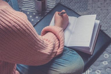 Genç kadın bir şey onun not defterinde yazıyor