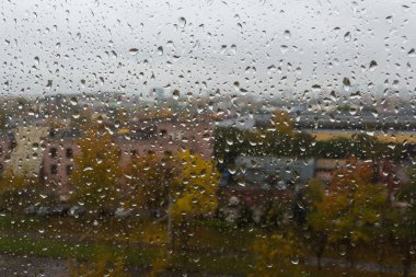 Şehrin arka planda cam üzerinde raindrops, kopya alanı ile doku arka plan yakın çekim, hava kavramı, sonbahar, yağmur