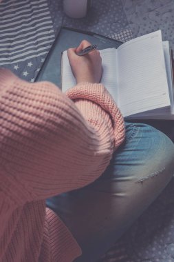 Genç kadın bir şey onun not defterinde yazıyor