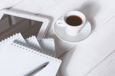 Dizüstü bilgisayar, bir fincan kahve, kağıt boş, kalemler ile şık çalışma alanı. İş konsepti. Düz döşeme, üst görünüm. 