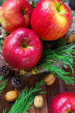 taze olgun elma ve ceviz, ahşap arka plan üzerinde koniler