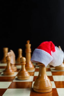Turnuvanın Noel şapkası rakamları ile Satranç oyunu, Yeni Yıl oyunları spor
