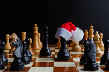 Turnuvanın Noel şapkası rakamları ile Satranç oyunu, Yeni Yıl oyunları spor