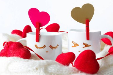 Bir çift ve kalpler - gözleri bir desen ile iki bardak. Sevgililer Günü
