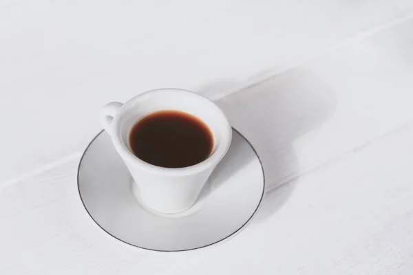 Filiżanka Kawy Stół Biały — Zdjęcie stockowe