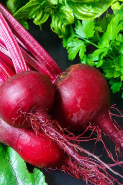 Taze sulu pancar ve kök koyu bir arka plan üst görünüm düz, tarım ve hasat kavramı 