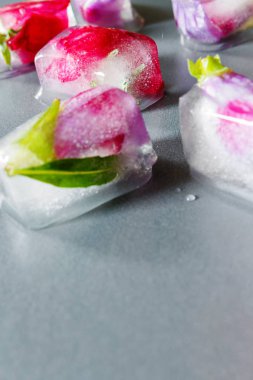 Kozmetik işlemler yüz için çiçek ile dondurulmuş buz küpleri