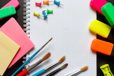 Okul aksesuarları marker, kalem, makas, silgi, ataç, ataç, kopya alanı ile karanlık bir arka plan üzerinde fırça. Kavram okula geri