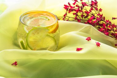 Narenciye portakal ve spor ve diyet sağlık limon meyve kavramı ile taze sulu içecek