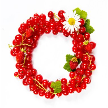 Kırmızı frenk üzümü meyveleri ve beyaz çiçekler ve beyaz bir arka plan üzerinde yaprakları bir desen şeklinde Mektup O İngilizce alfabesi 