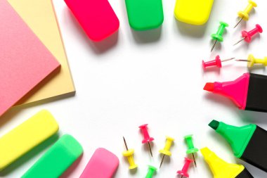 Okul aksesuarları marker, kalem, makas, silgi, ataç, kopya alanı ile hafif bir arka plan üzerinde kağıt. Kavram okula geri