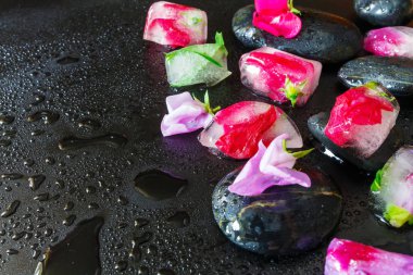 Kozmetik işlemler yüz için çiçek ile dondurulmuş buz küpleri