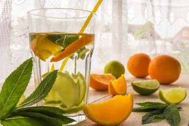 Narenciye portakal ve spor ve diyet sağlık limon meyve kavramı ile taze sulu içecek